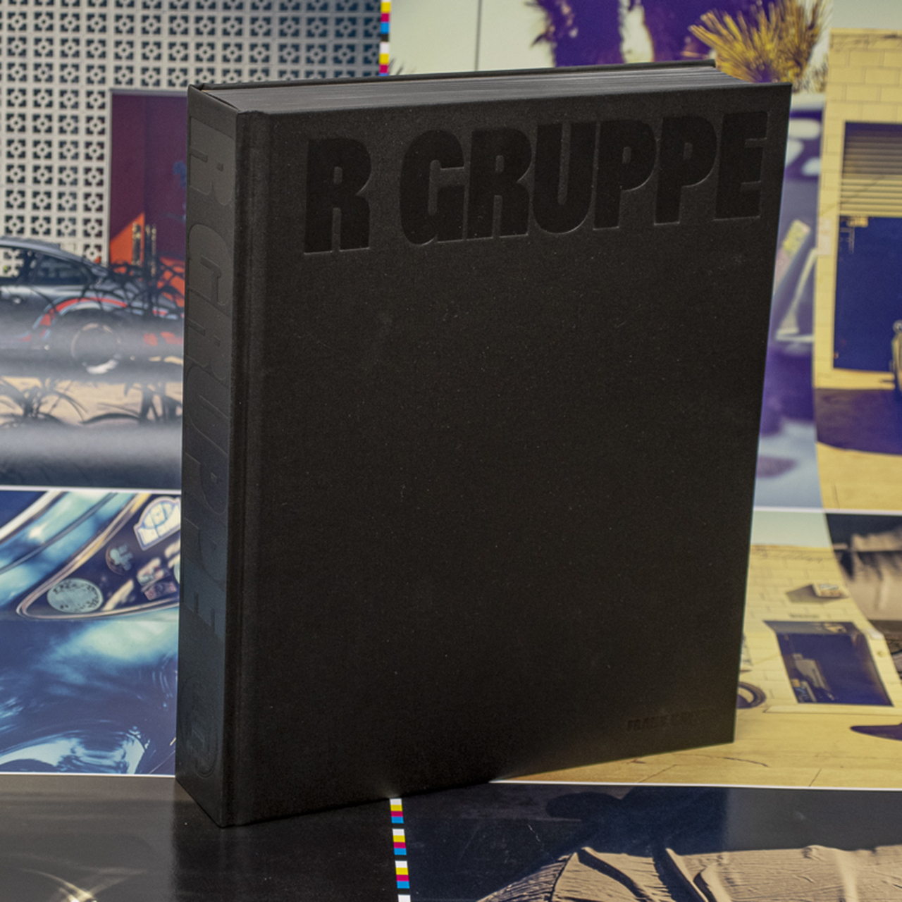 Cover der Publikation R Gruppe mit Heißfolientoefprägung