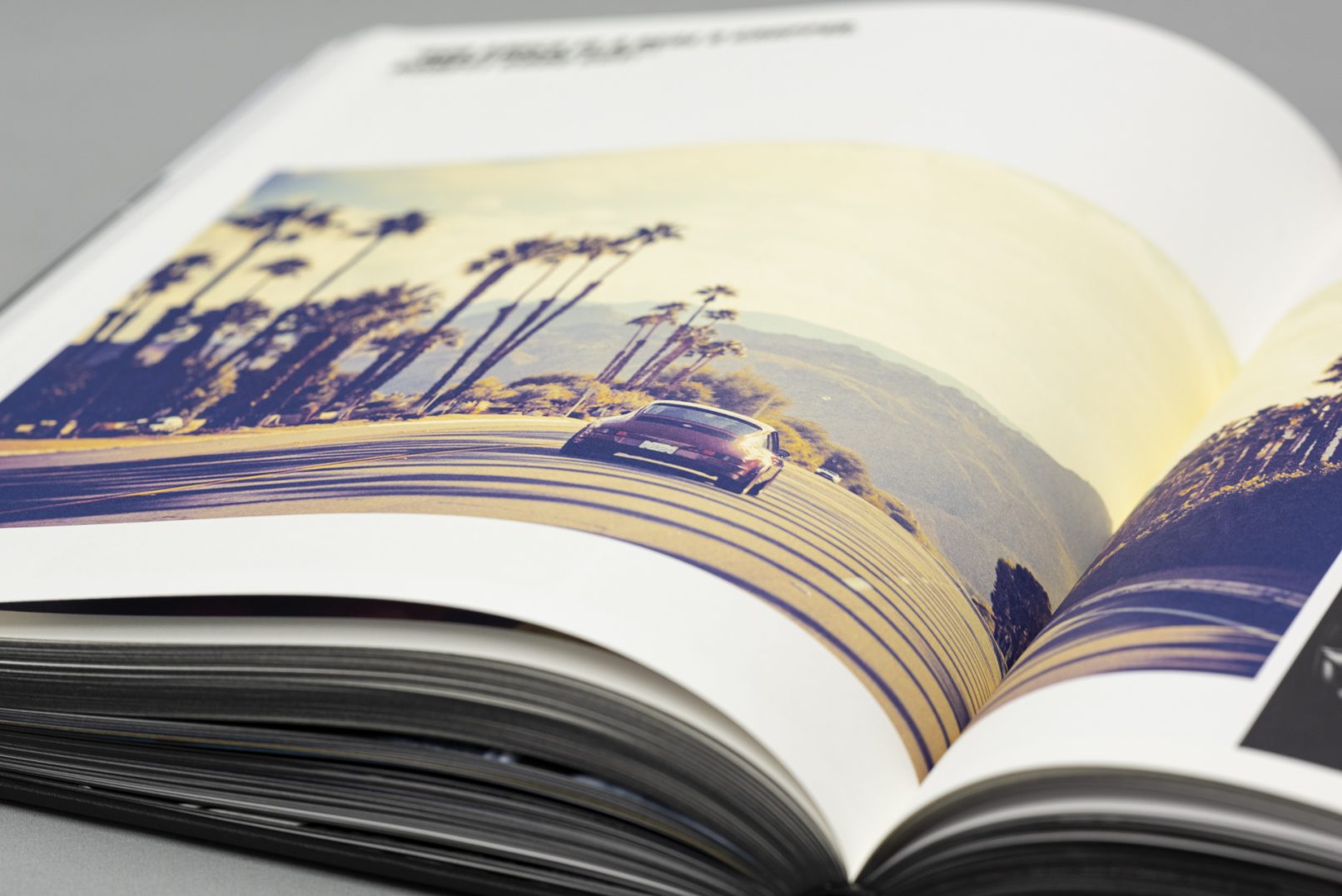 Detailaufnahme des Buchs Frank Kayser: R Gruppe, gezeigt wird ein Porsche auf einem Highway in Kalifornien