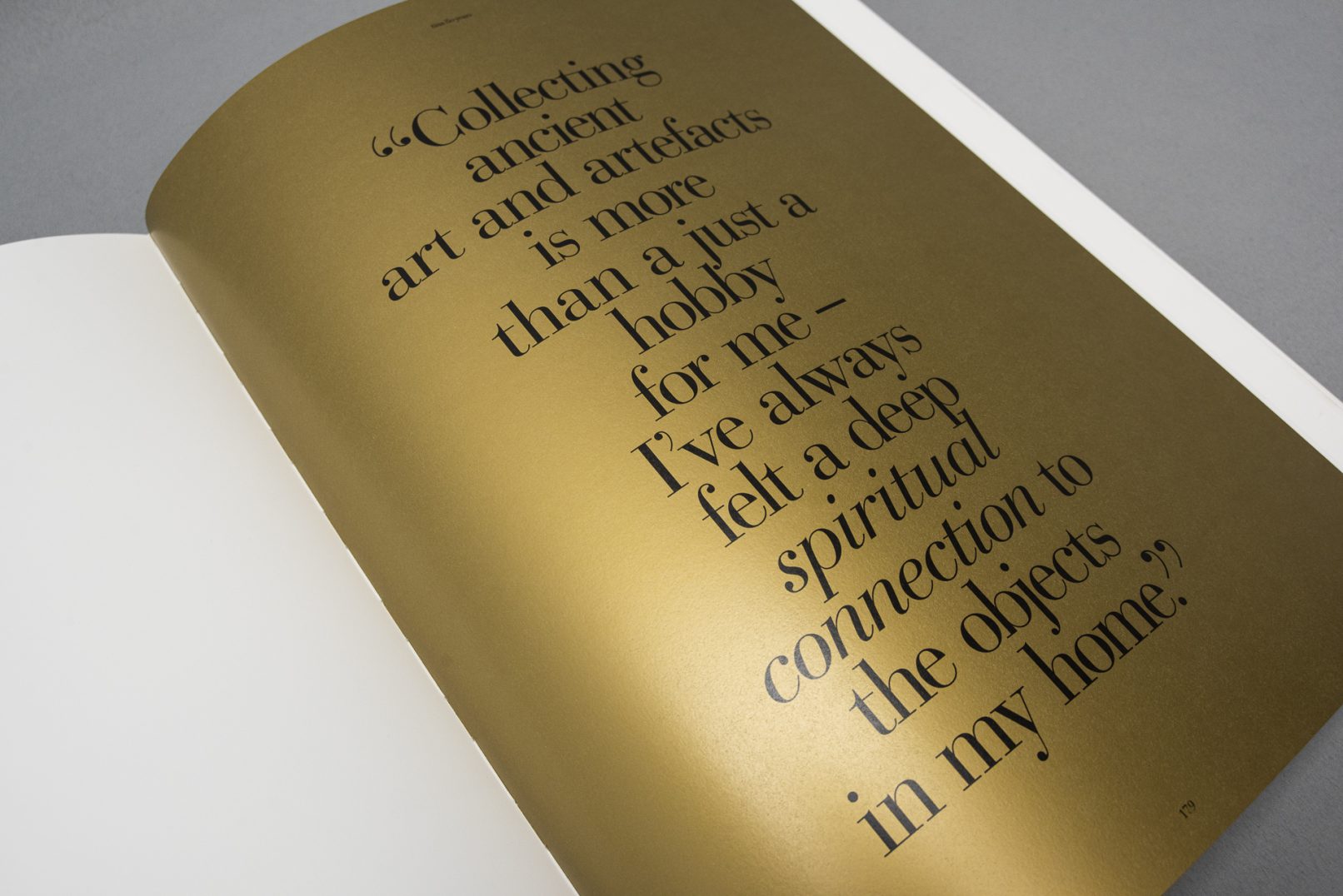 Detailaufnahme einer mit Sonderfarbe Gold gedruckten Seite aus der Publikation Tina Turner.