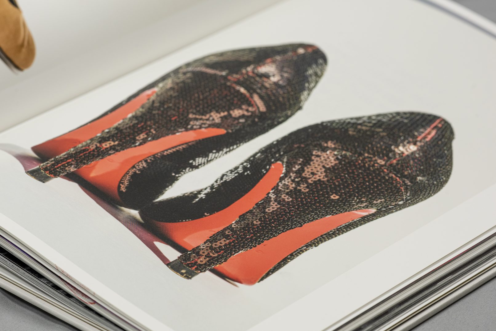 Detailaufnahme von Tian Turners Highheels