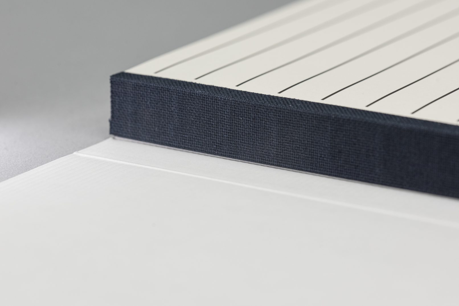 Fälezlbroschur mit blauem Leinenfälzel