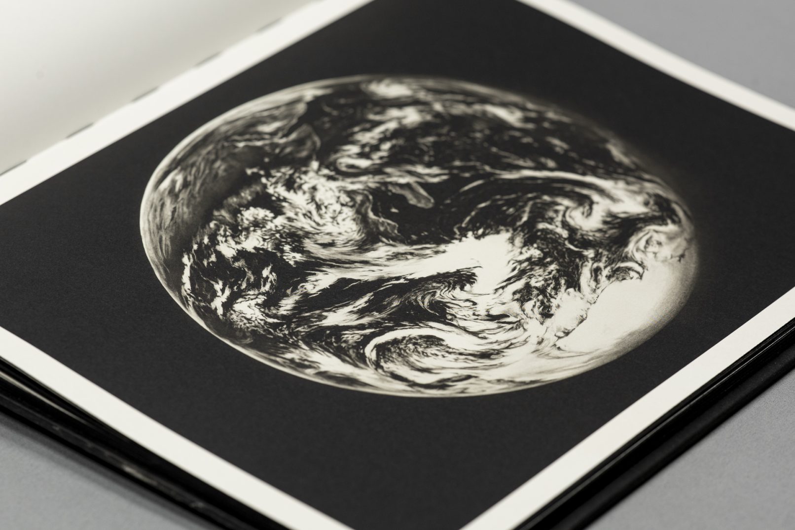 Detail einer tiefschwarz gedruckten Seite, am Rand der schwarze Farbschnitt