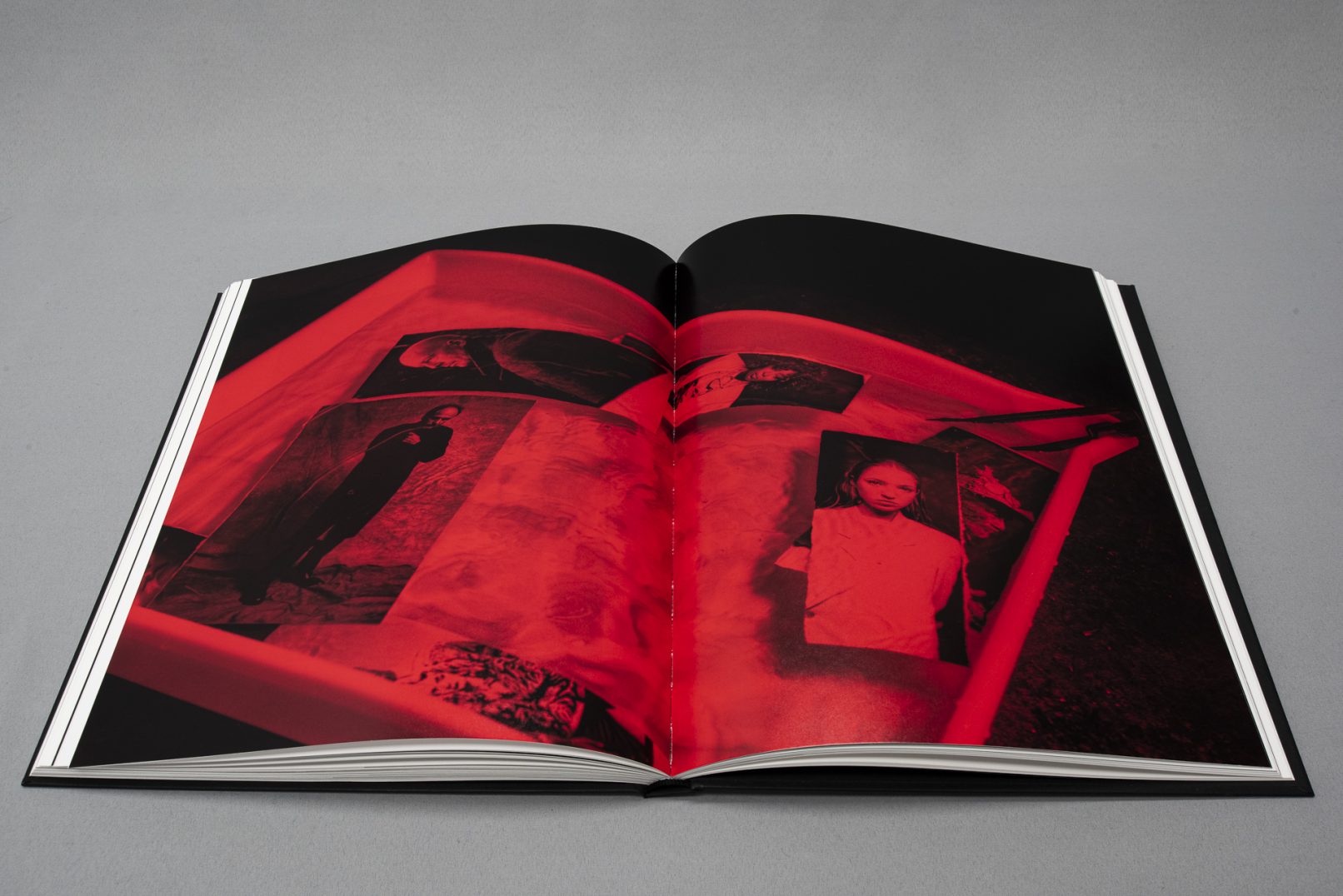 Doppelseite aus der Publikation the DIOR sessions, gedruckt mit Sonderfarbe rot