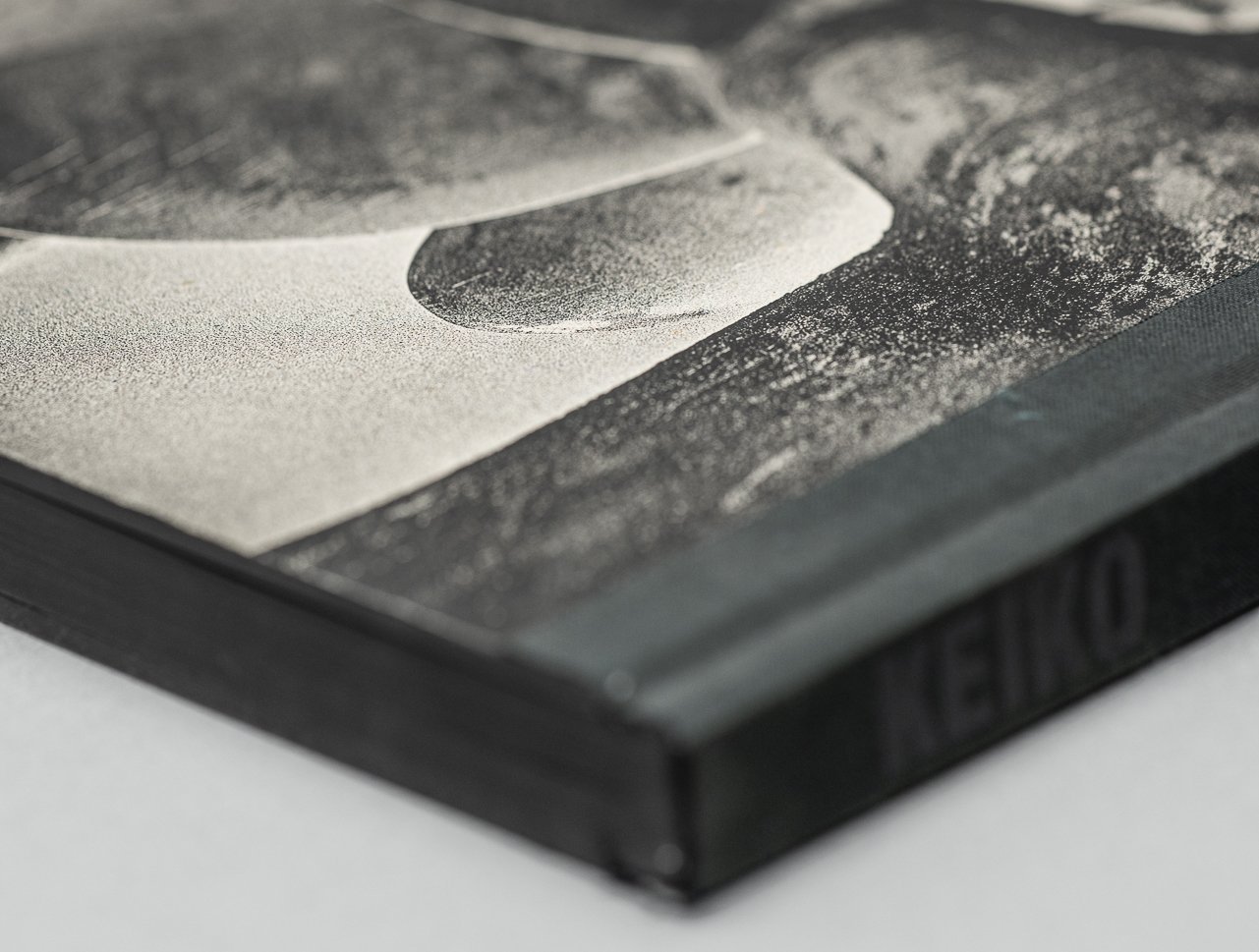 Detail des Covers KEIKO, Siebdruck auf Graupappe