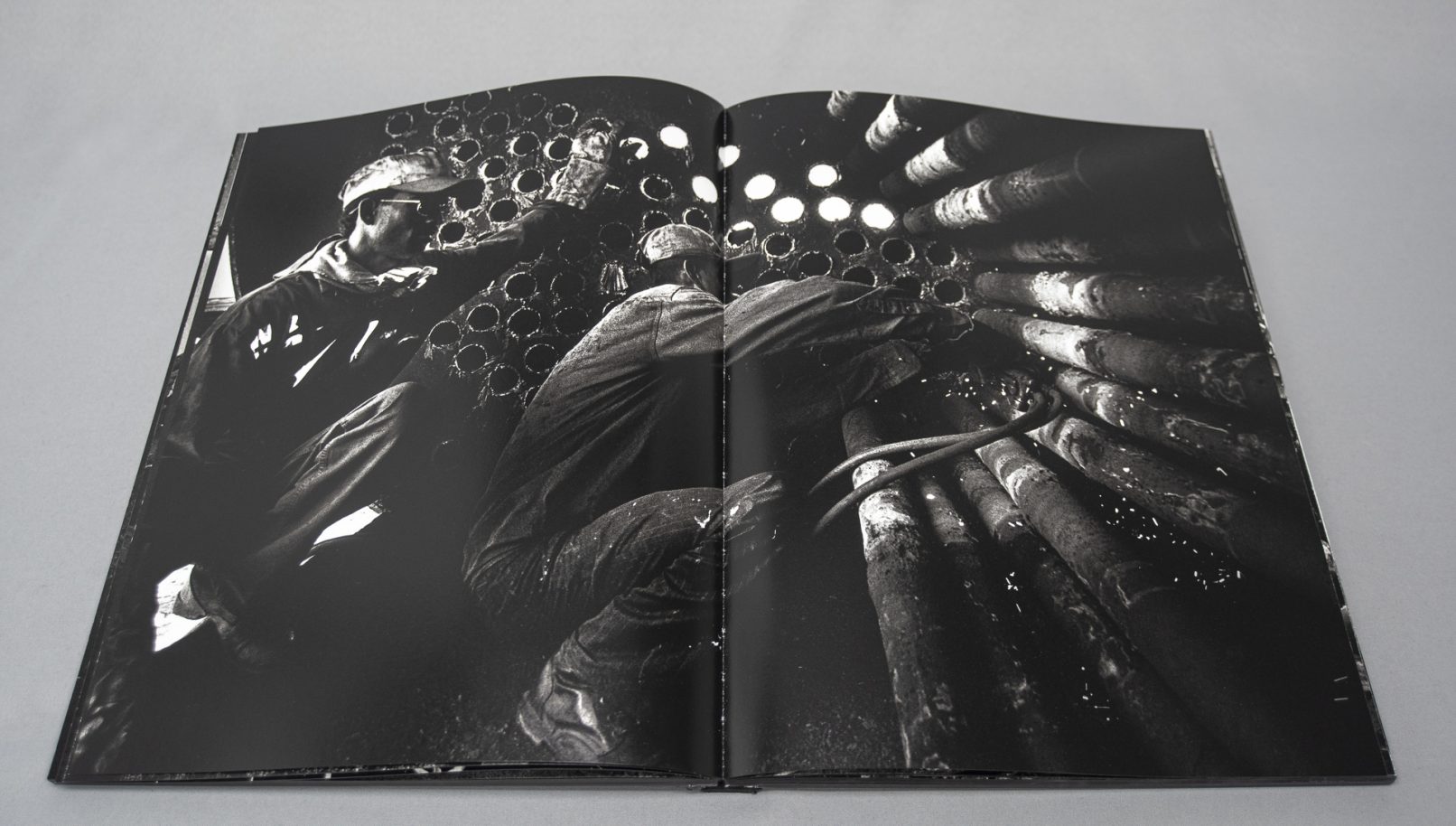 Doppelseite aus dem Buch KEIKO. maximal tiefschwarzer Druck im Offsetdruck gedruckt