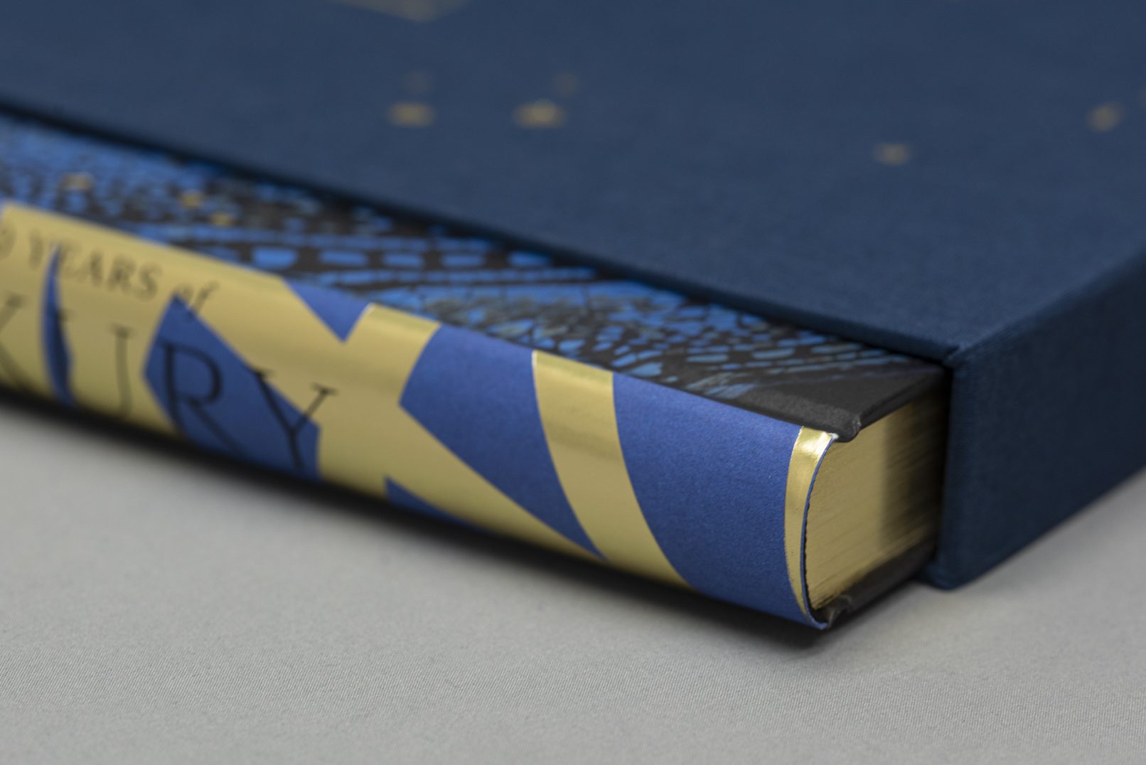 Buch mit goldenem Folienfarbschnitt im Schuber