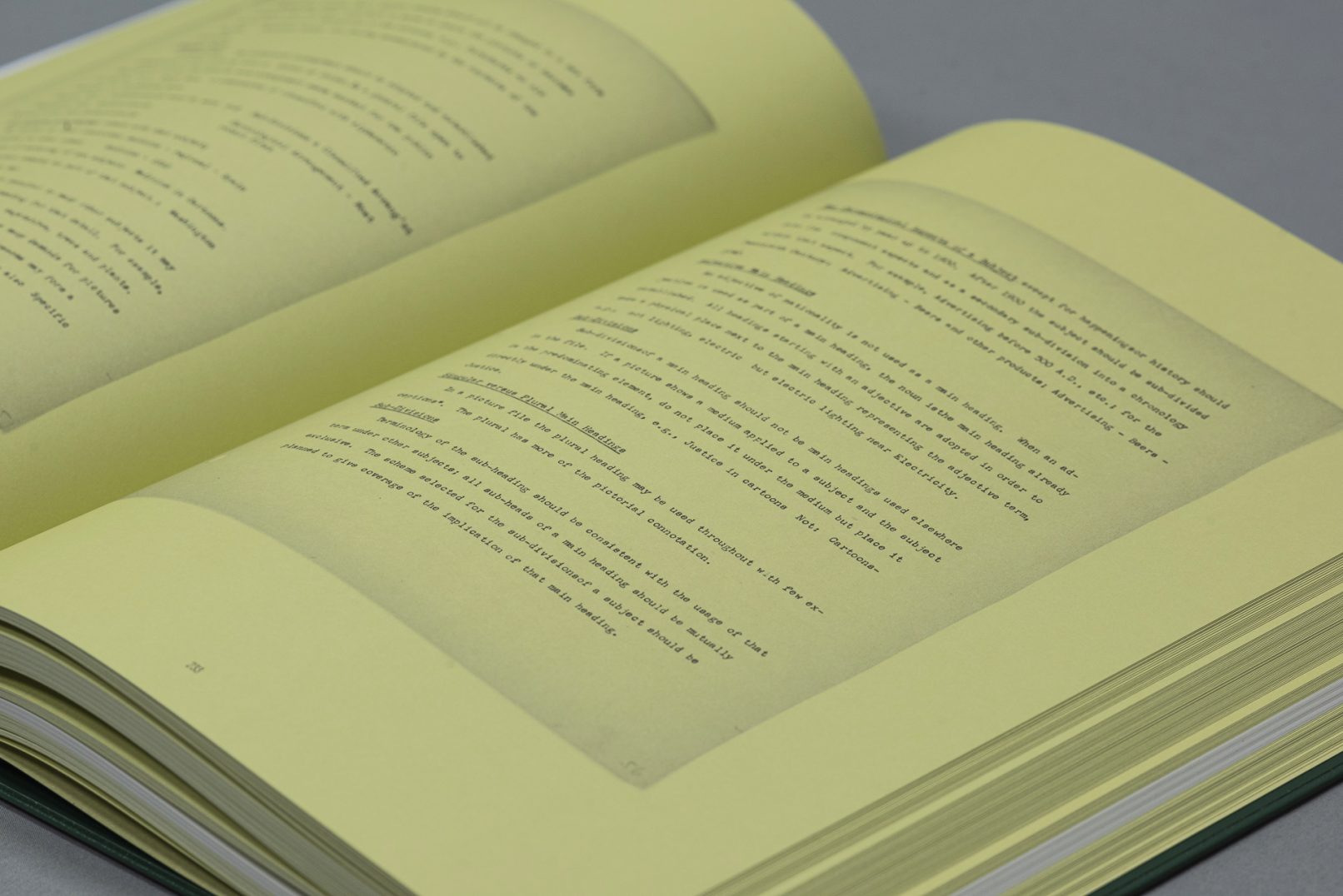 Druck in schwarz sowie Sonderfarbe auf ungestrichenem Papier