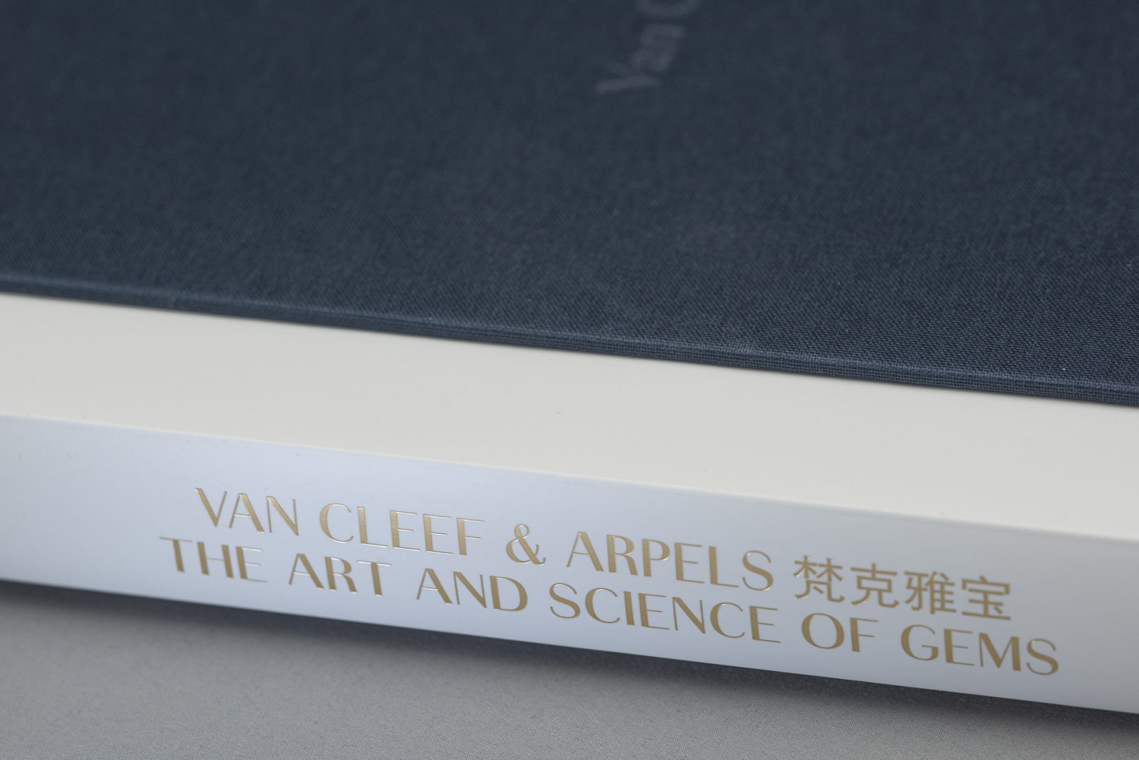 Heißfolienprägung auf dem Rücken, Buch im Schuber