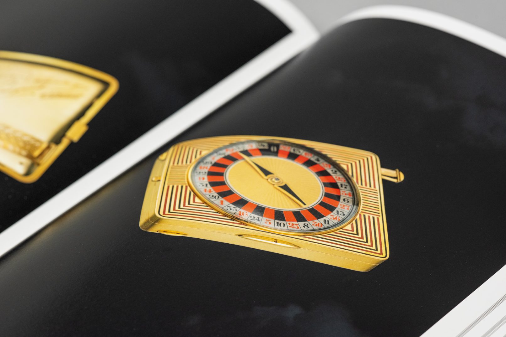 Doppelseite aus der Publikation für Van Cleef & Arpels