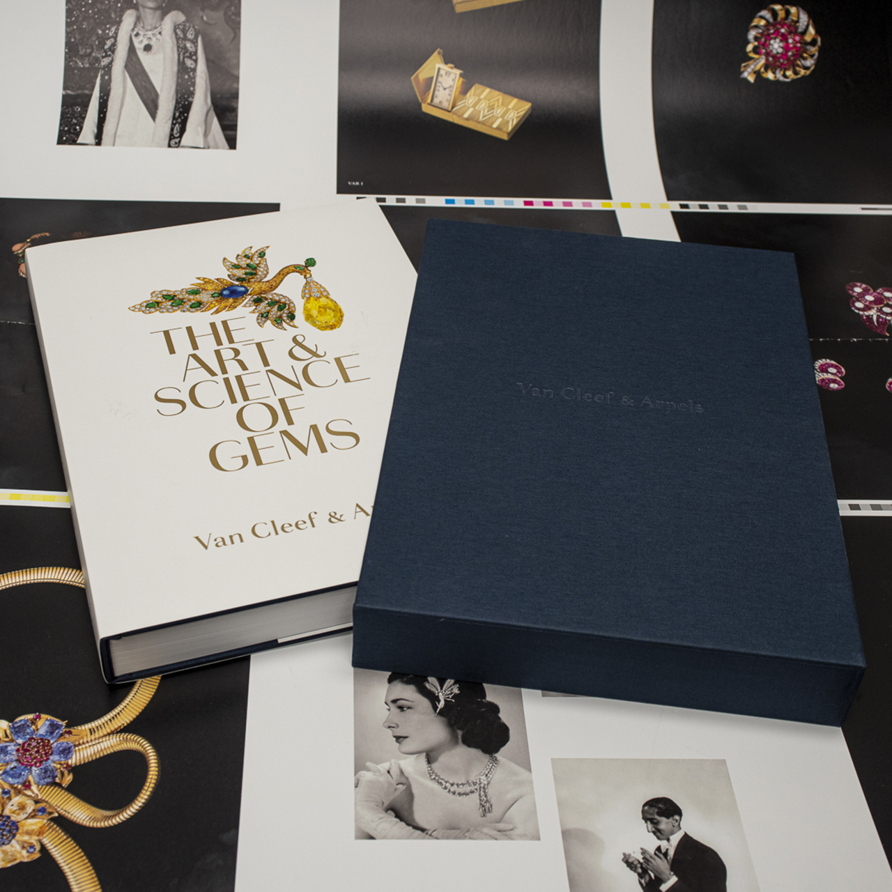 Aufwändige Publikation für Van Cleef & Arpels, Pappband mit Schutzumschlag im Leinenschuber