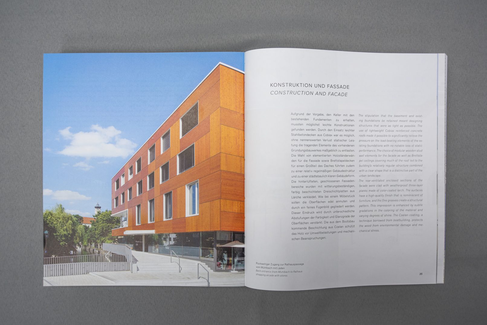 Doppelseite aus dem Buch Behnisch Architekten. die eines der Gebäude sowie beschreibenden Text zeigt