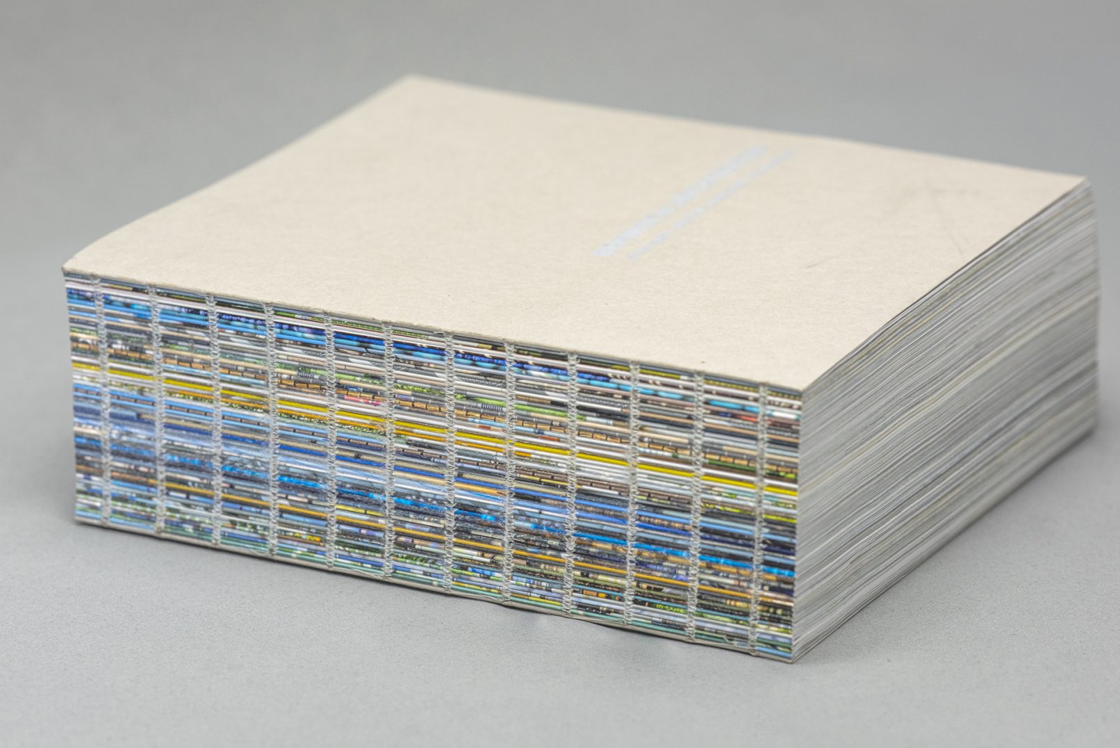 Offener Buchrücken mit sichtbaren Heftfäden der Monografie Behnisch Architekten