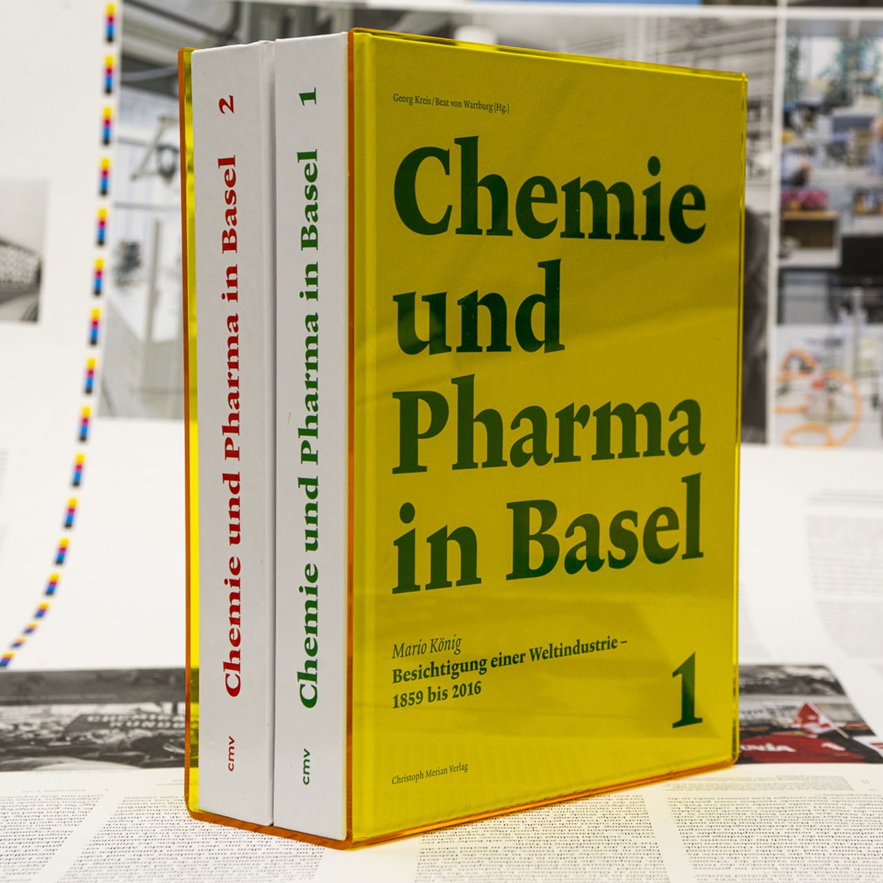 Zweibändiges Werk Chemie in Basel im gelben Plexiglas-Schuber