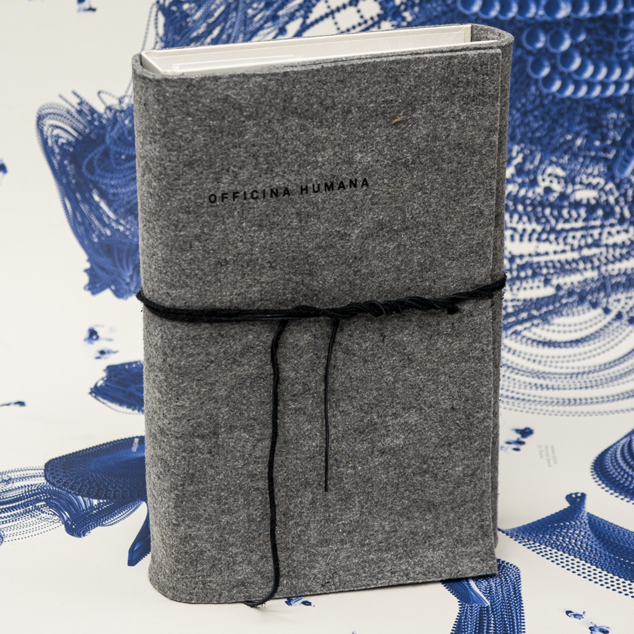 Cover der Publikation Officina Humana, Broschur im Filzeinband