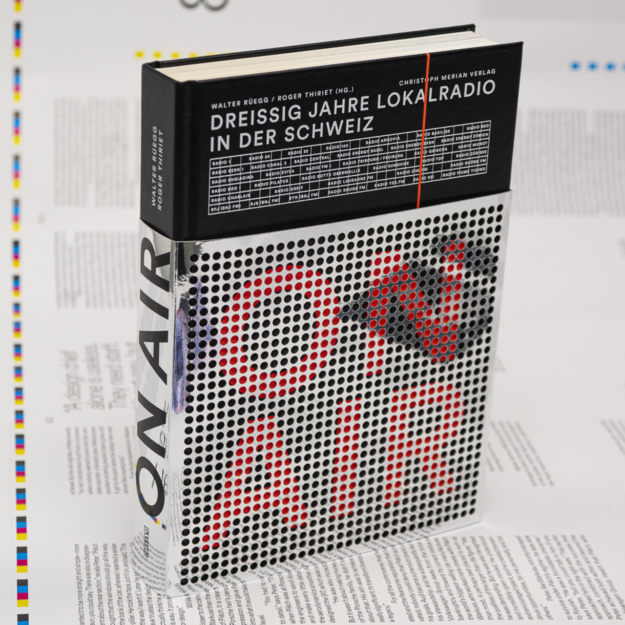 On Air: Buchcover mit feinem zweifarbigen Siebdruck und halbhohem Schutzumschlag mit Lasercut