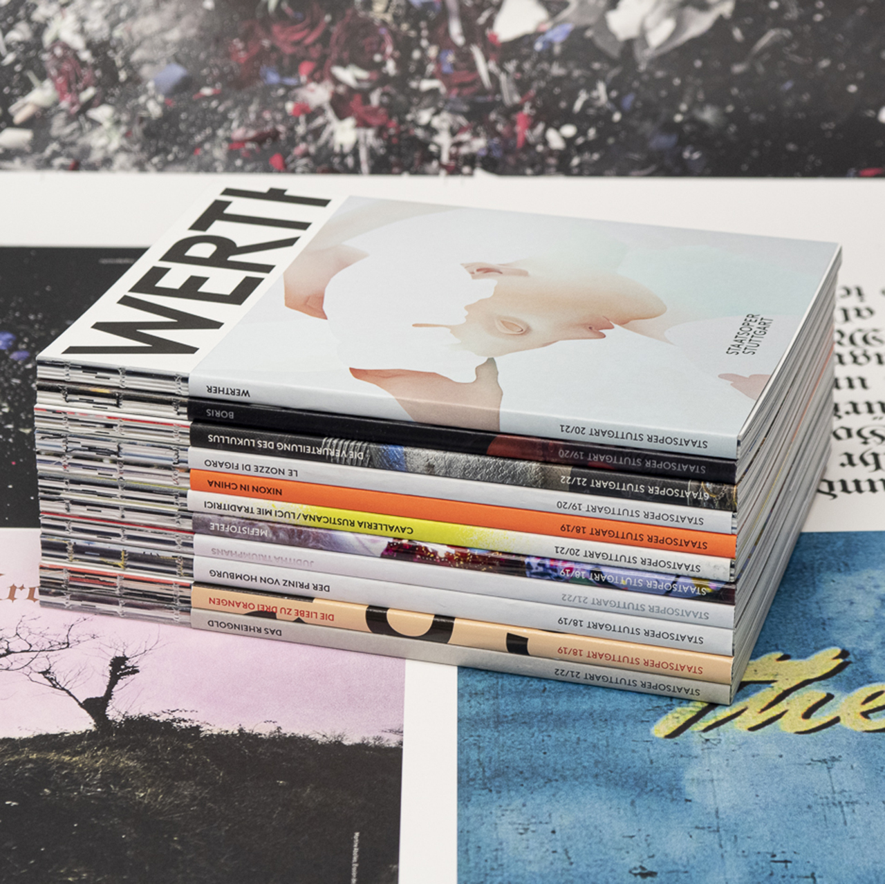 Programmbücher für die Staatsoper Stuttgart, Broschur mit offenem Rücken und halbhohem Schutzumschlag