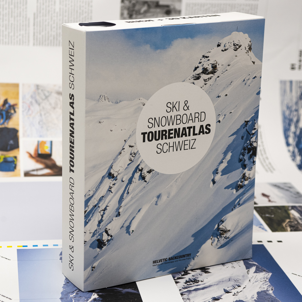 Cover der Box Ski- $ Snowboardtouren-Atlas, die mehrere Karten sowie das dazugehörige Buch beinhaltet