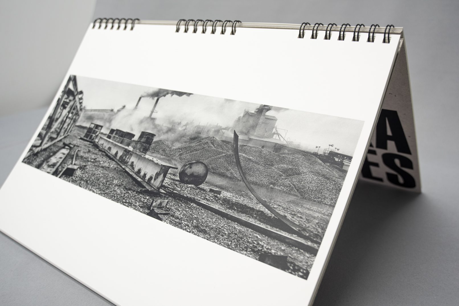 Koudelka Industries, gedruckt im Offsetdruck mit Mattfarben