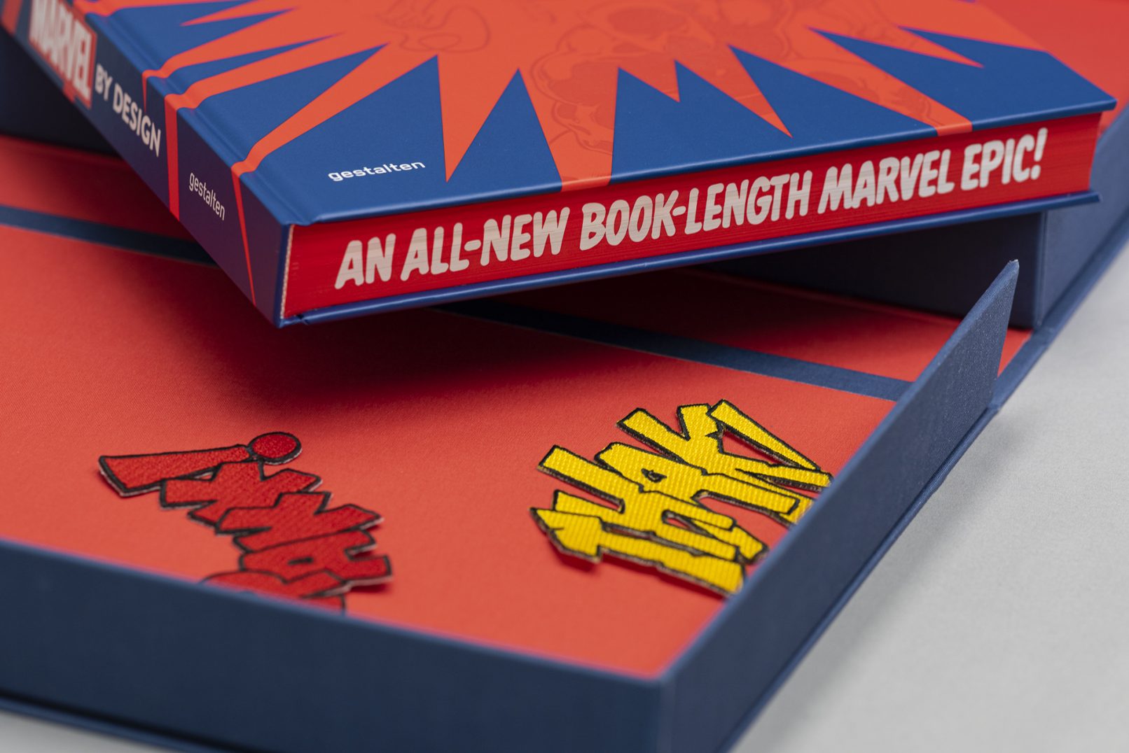 Stoff-Patches sind als Add-on in die Clamshell-Box eingeklebt.