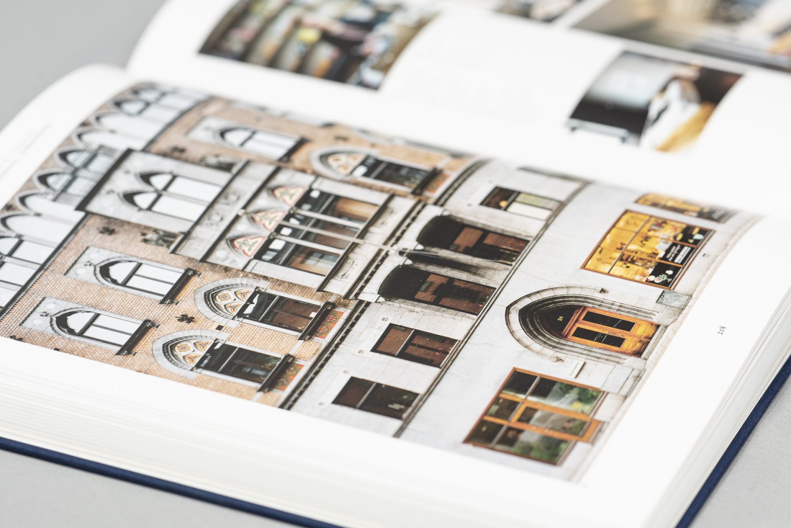 Das Detail aus dem Inhalt zeigt den kräftigen Druck auf Naturpapier