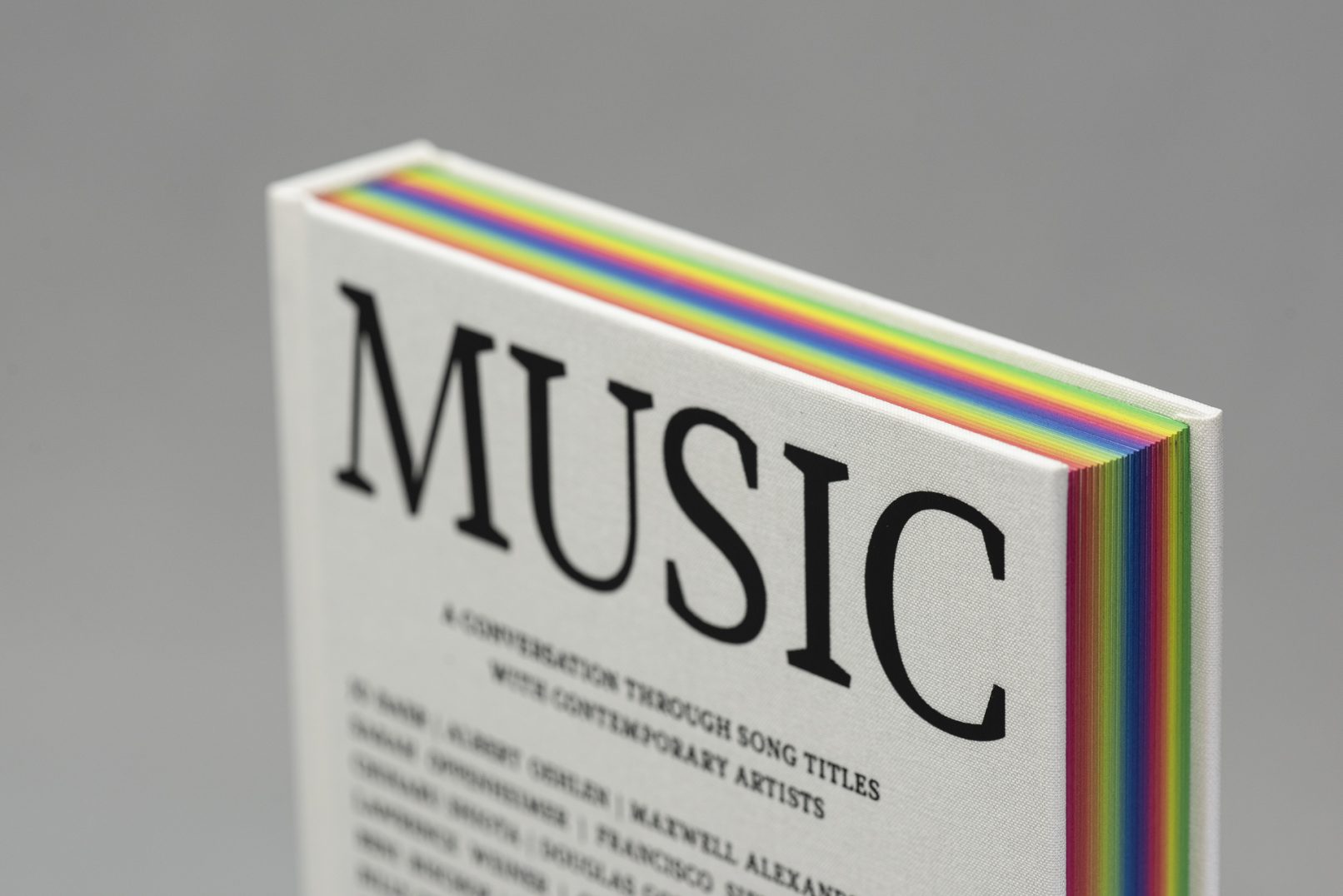 Titel der Publikation MUSIC, geprägt auf weißes Leinen.