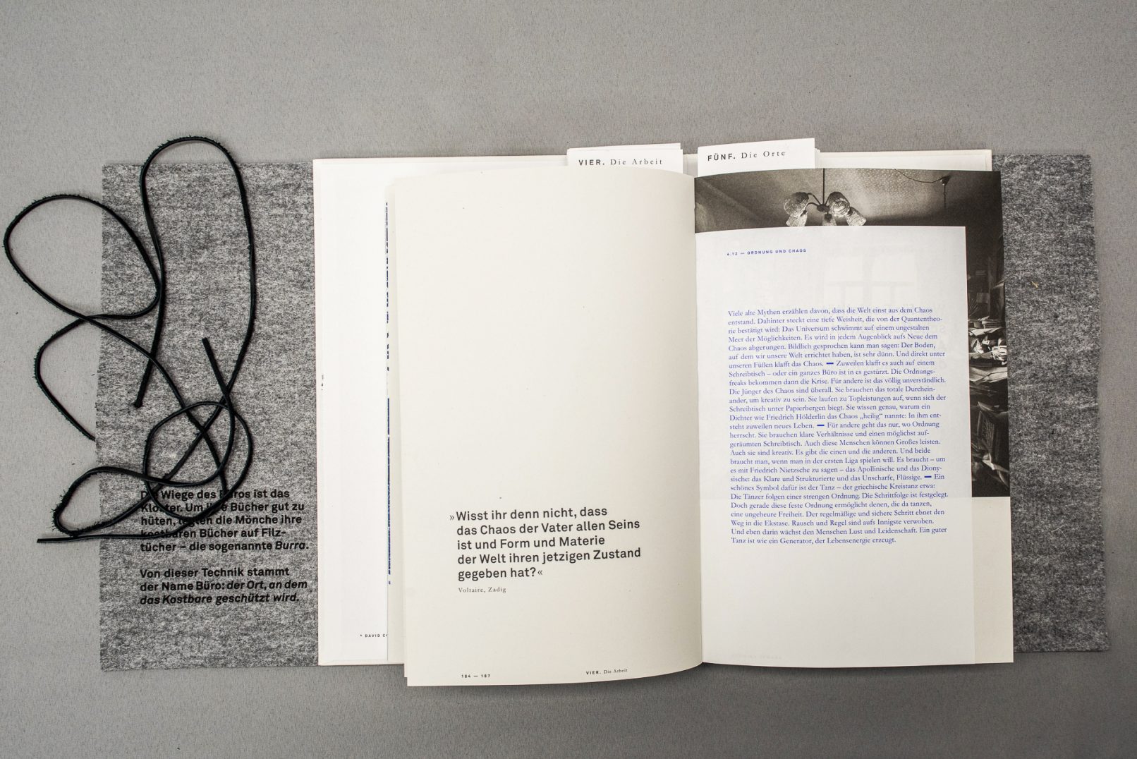 Doppelseite aus der Publikation Officina Humana, mit Filzumschlag, verkürzten Seiten und Lesezeichen