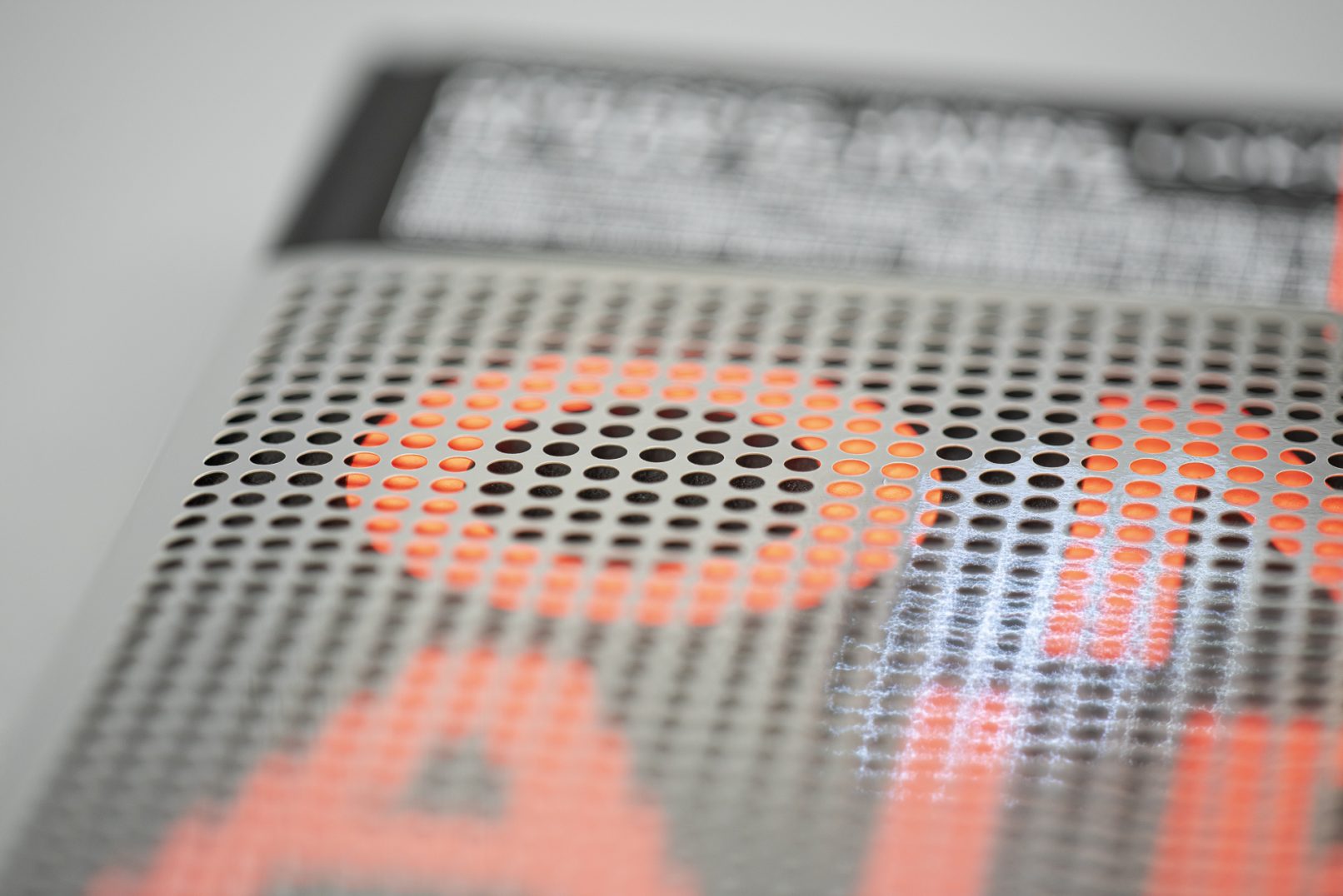 Detail des Schutzumschlags aus Spiegelkarton Mirri Card H mit Lochstanzung