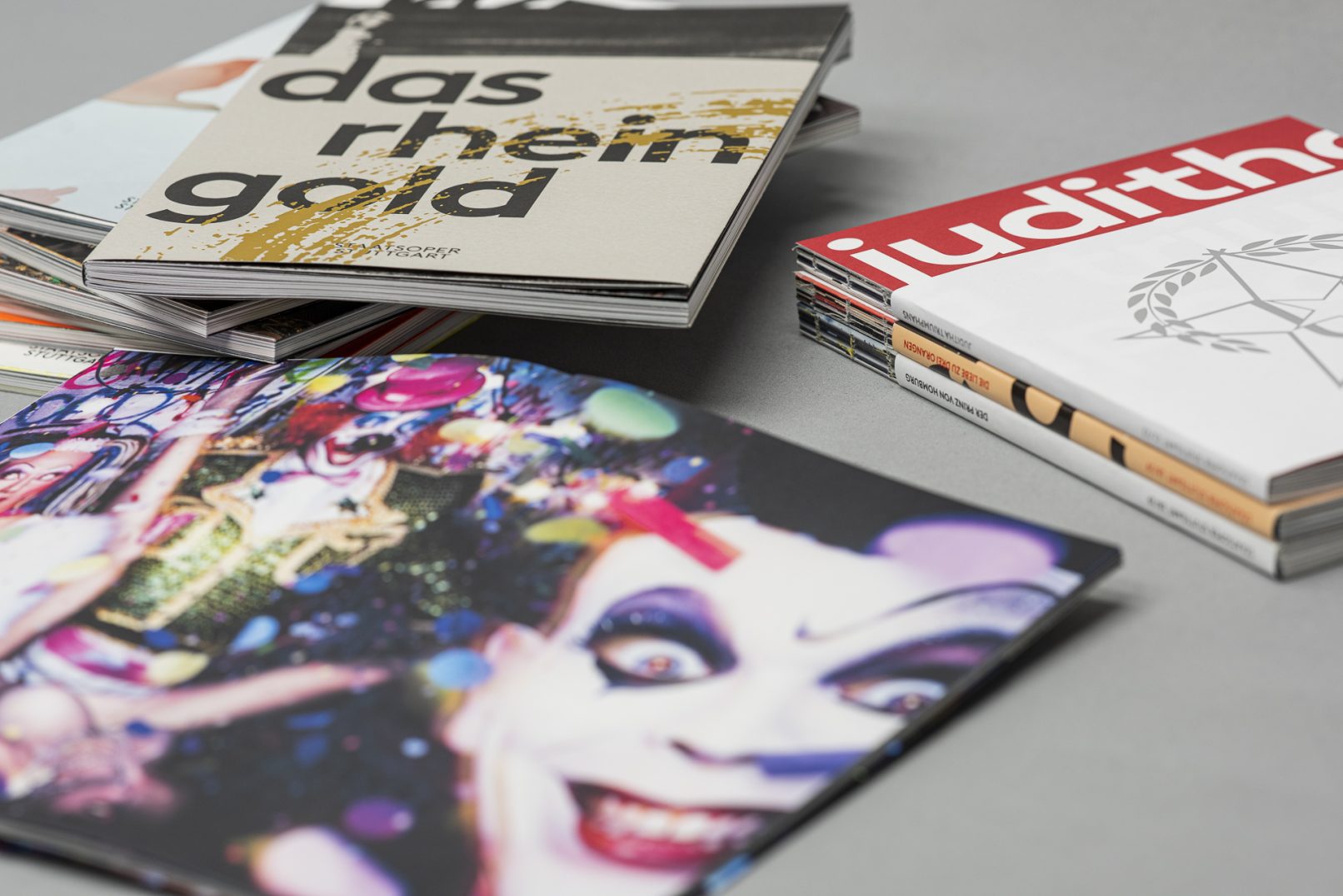 Programmheft für die Stastasoper Stuttgart, Heißfolienprägung in gold,