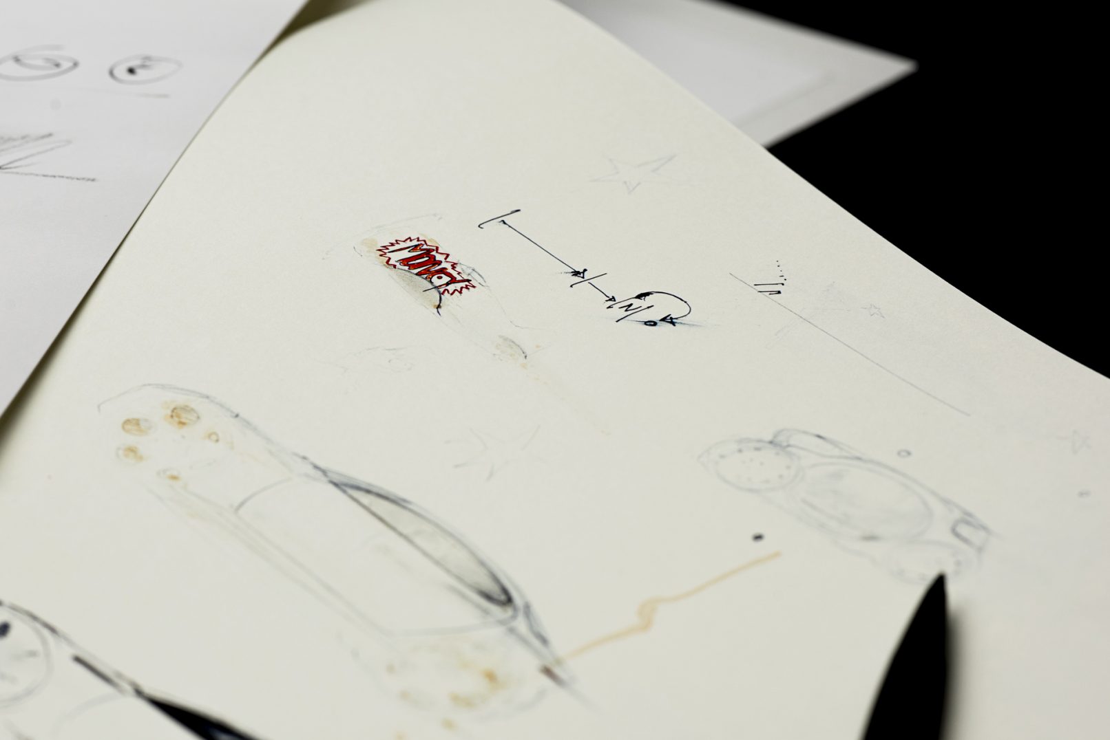 Beigelegte Skizzen der publikation roots and Wings, erschienen bei Die Gestalten Verlag, Berlin