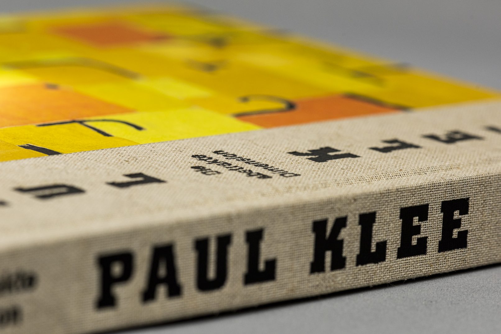 Rücken der Publikation Paul Klee, Heißfolientiefprägung auf grobem Leinen
