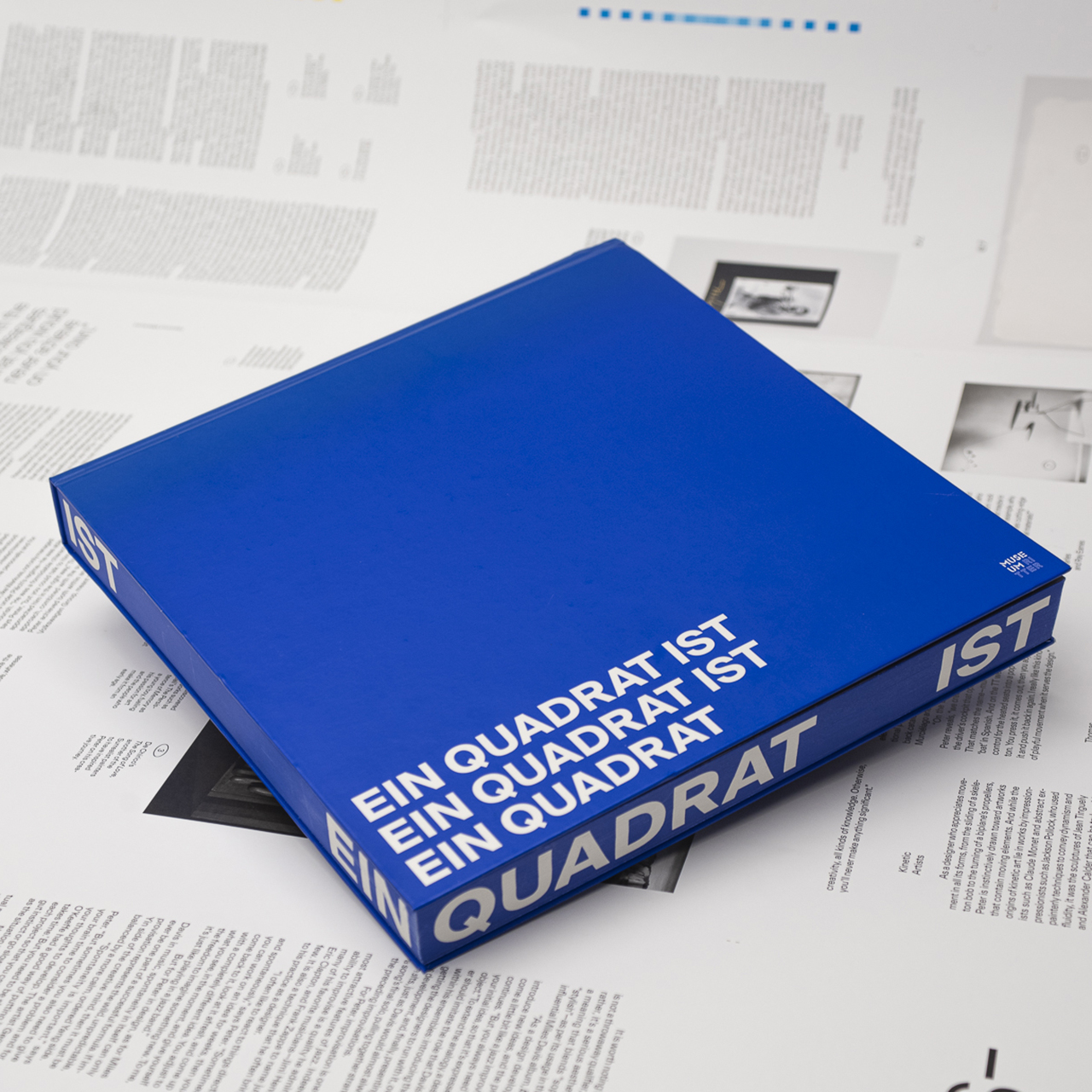 Ein Quadrat: Publikation mit Motivfarbschnitt für das Museum Ritter