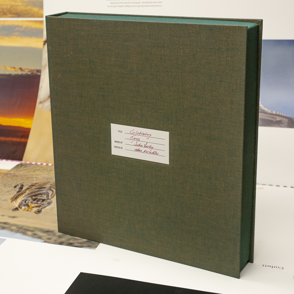 Leinenbezogene Kassette für die Publikation Celebrating Tigers