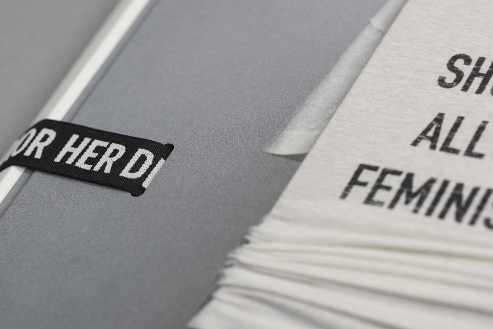 Gestanzte Buchdecke mit Band