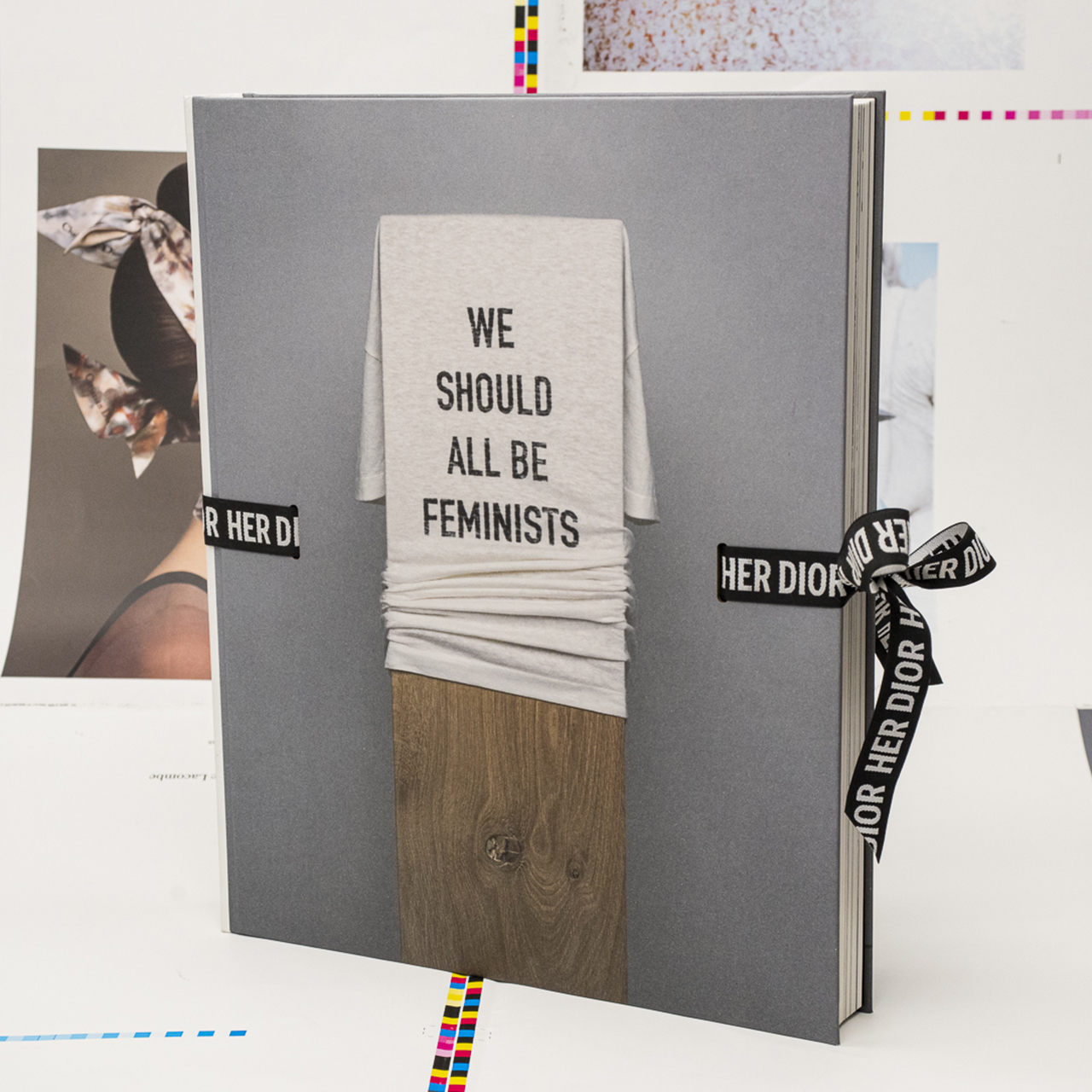 Her Dior: Hardcover mit integrierter Schleife, gedruckt im Offsetdruck und erschienen bei Rizzoli New York.