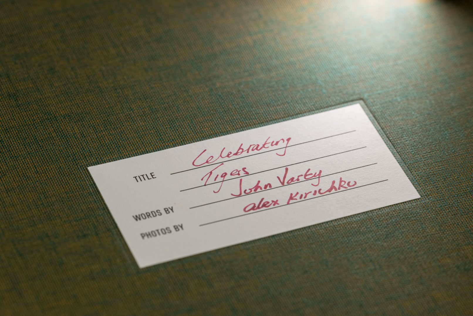 Nummeriertes und signiertes Titelschild der Publikation Celebrating Tigers