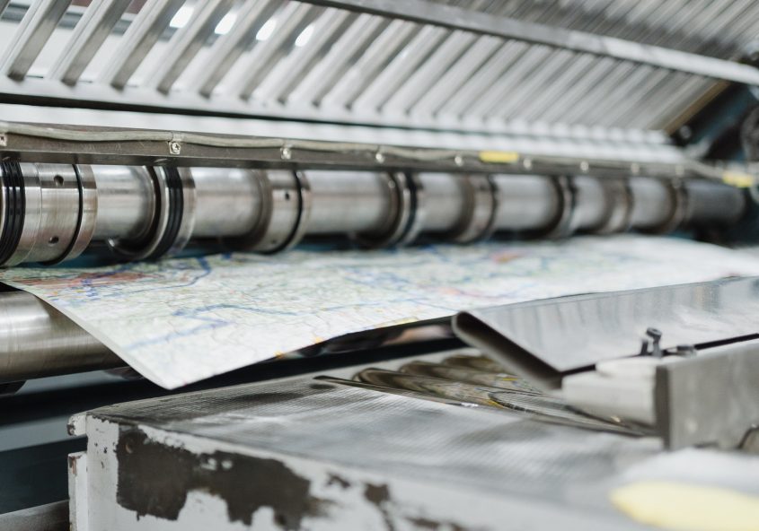 Großformatfalzmaschine MBO für die Landkartenproduktion