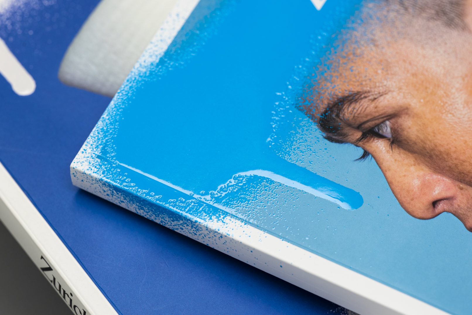 Zweistufige Prägung und UV-Lack auf dem Cover des Magazins Zurich fantastic people