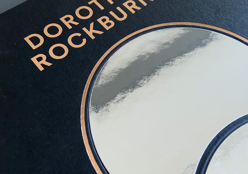 Prägung in Bronze und Titelschild aus Spiegelfolie